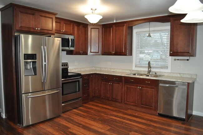 Building Photo - Goregeous 4 Bed 2.5 Bath Home in East Grand Forks! Move in Ready!