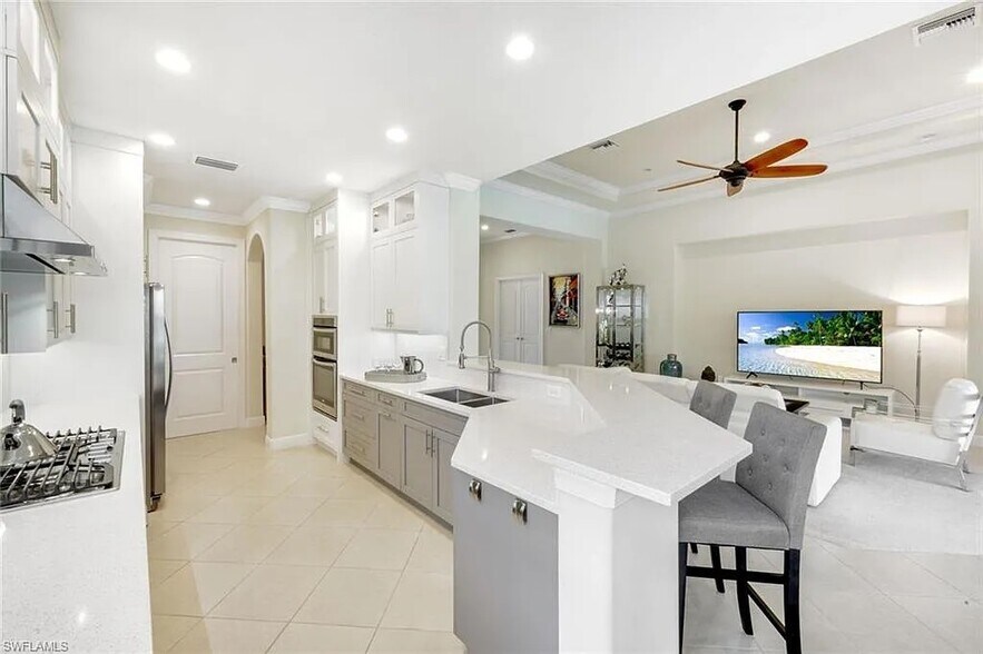 Building Photo - 9909 Casabella Way
