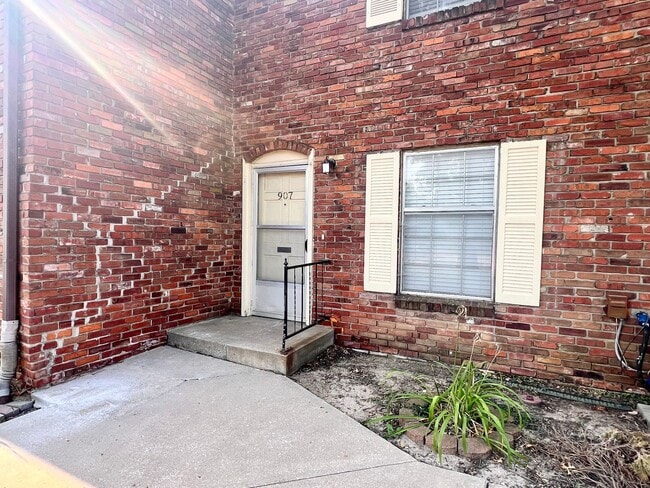 Building Photo - Stunning 2 Story townhome w/ outdoor Maintenance provided