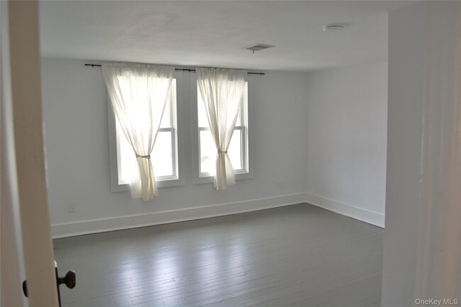 Building Photo - 2303 Lucas Turnpike