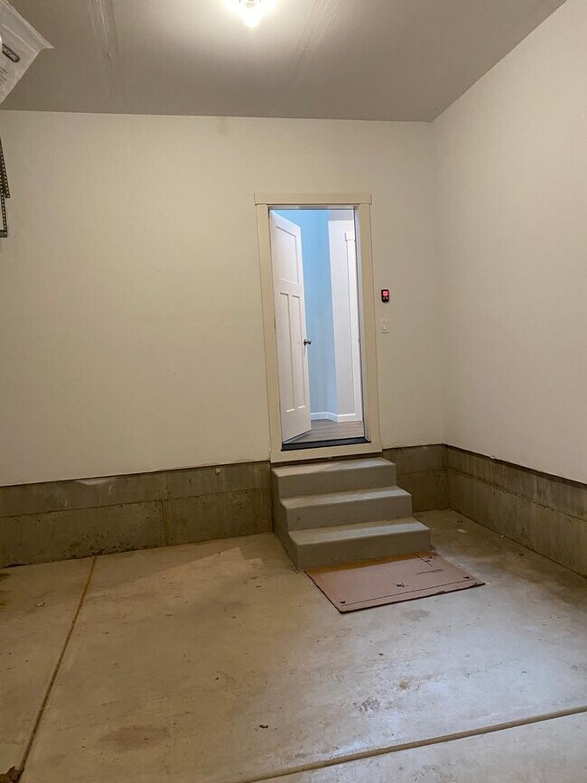 Building Photo - AVAILABLE NOW!!! 4BD/3BA - Pet friendly + Fenced Yard & Washer/Dryer Included - Great South Locat...