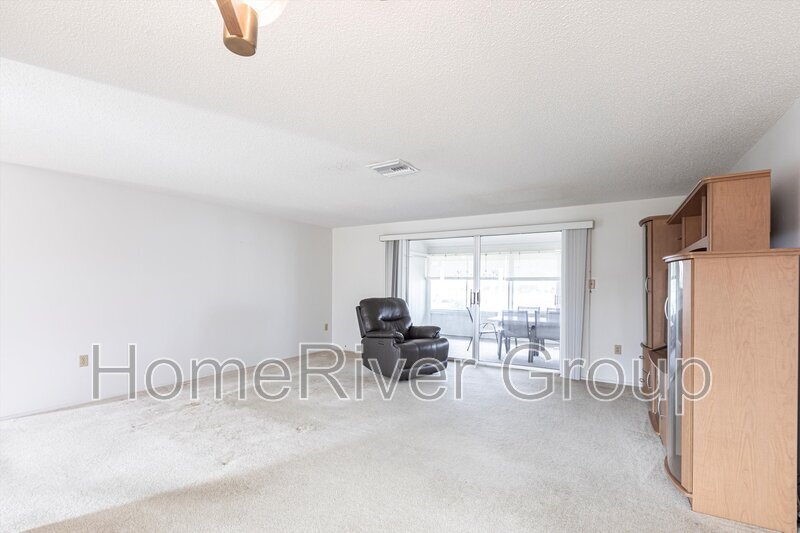 Building Photo - 6860 Kenwood Dr