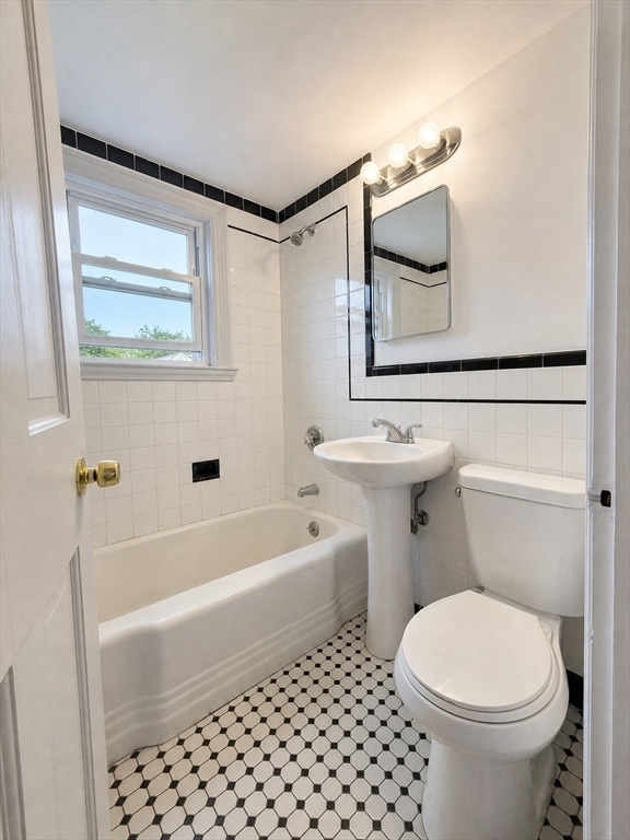 Building Photo - 121 Thorndike St