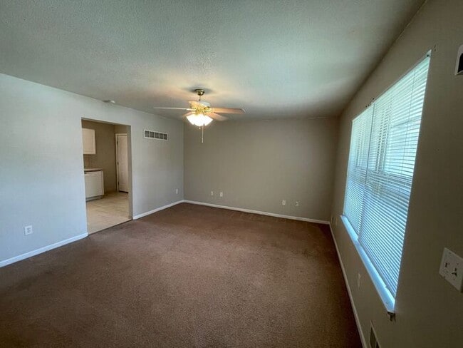 Building Photo - 2 Bedroom / 1 Bathroom Duplex in Blue Spri...