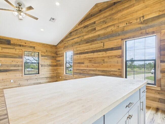 Building Photo - 2/2 Custom Cabin