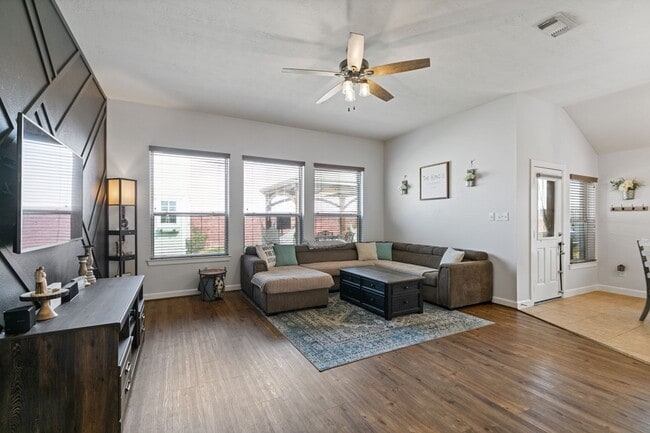 Building Photo - 8222 Groveland Hills Dr