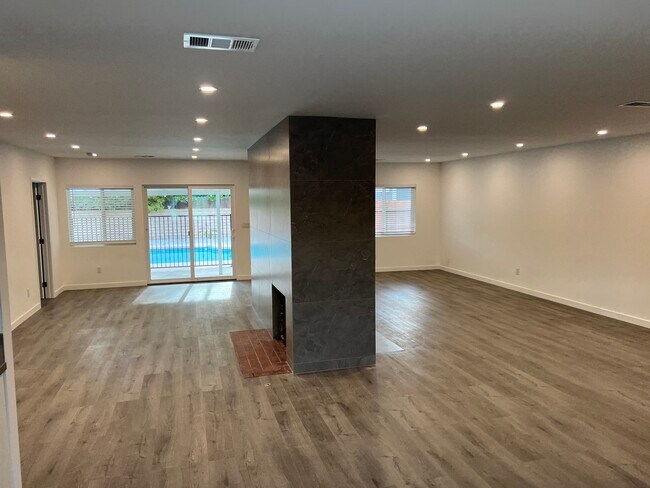 Building Photo - 8941 Balboa Blvd