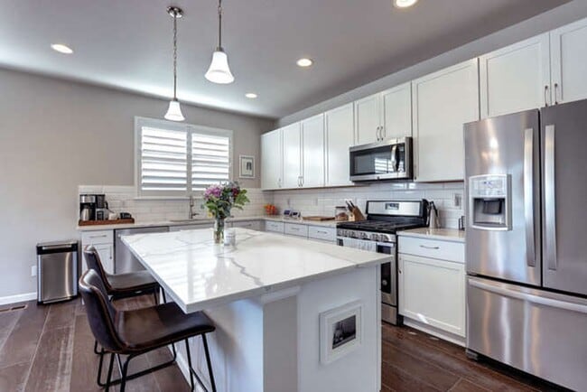 Building Photo - Evolve Real Estate: AVAILABLE 8/1/25! Stun...