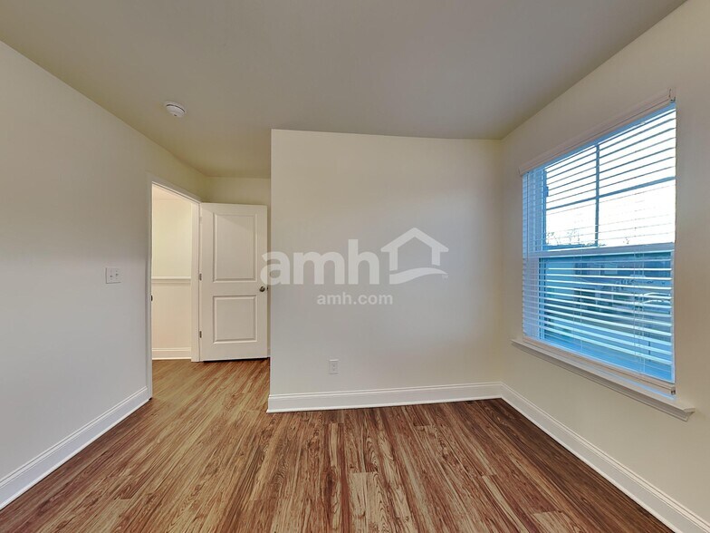 Building Photo - 2060 Brook Enclave Trail