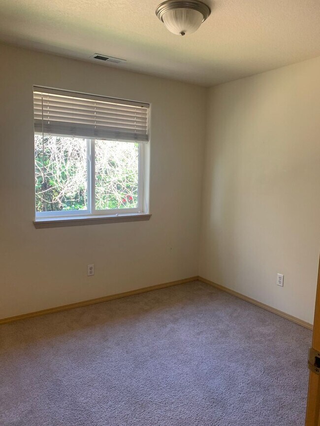 Building Photo - Camas Townhome with Beautiful Grey Laminate Flooring and Attached Garage