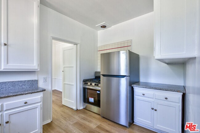 Building Photo - 203 S Doheny Dr