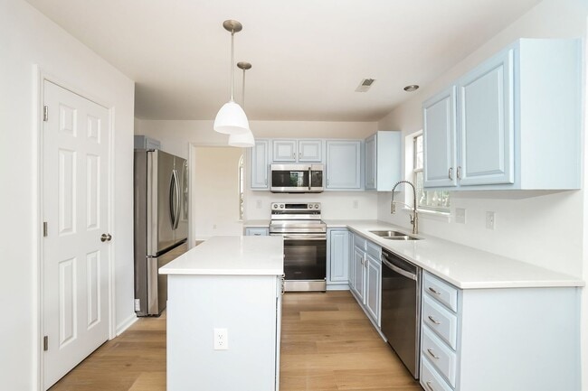 Building Photo - Stunning 3-bedroom, 2.5-bathroom home located in desirable Mt. Pleasant, SC