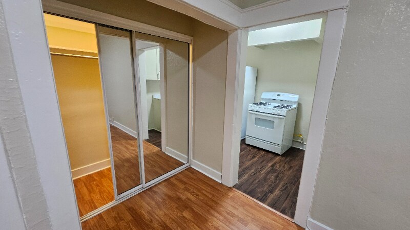 Building Photo - 1026 Ingraham St