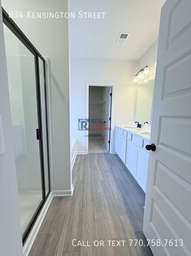 Building Photo - 834 Kensington St