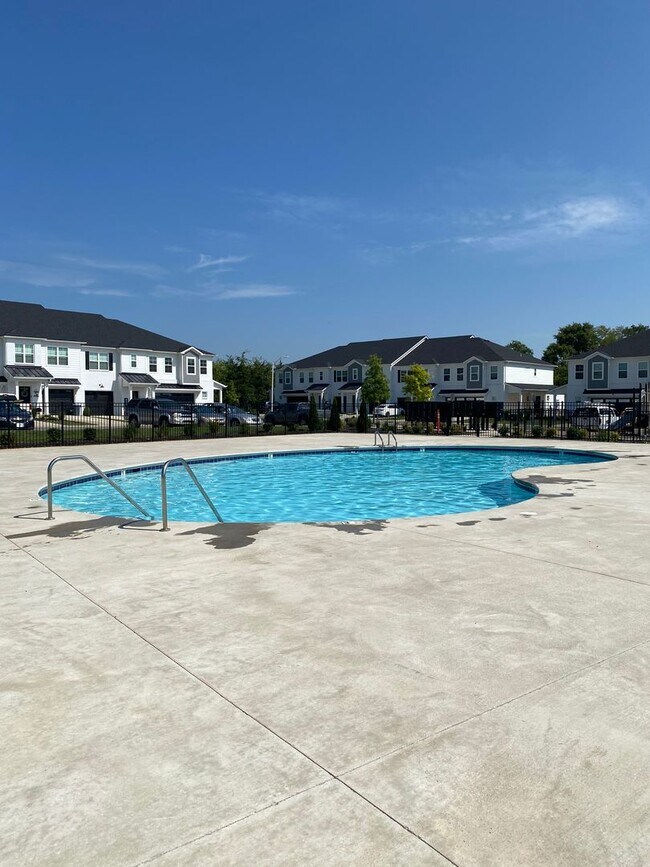 Building Photo - Like New Luxury Townhome! 3 BR, 2.5 BA, 1 Car Garage, Pool, Dog Park, and More!