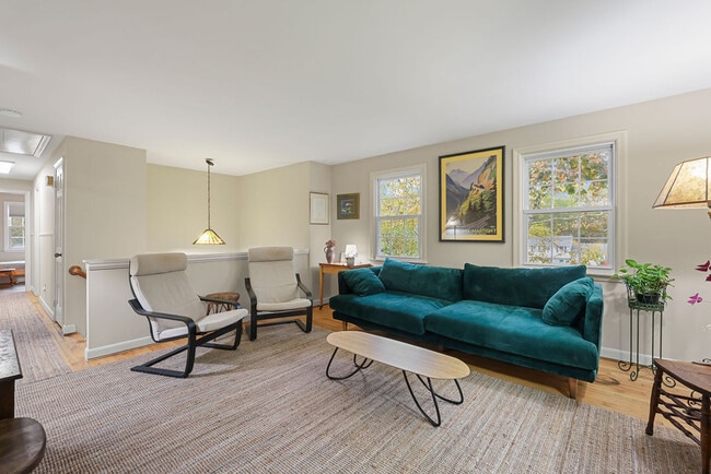 Building Photo - 9 Blue Bird Rd