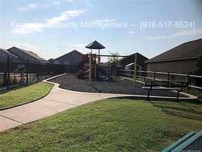 Building Photo - 3 Bed | 2 Bath in Owasso!