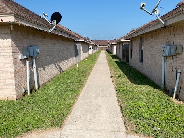 Building Photo - 1005 Cedarwood Dr