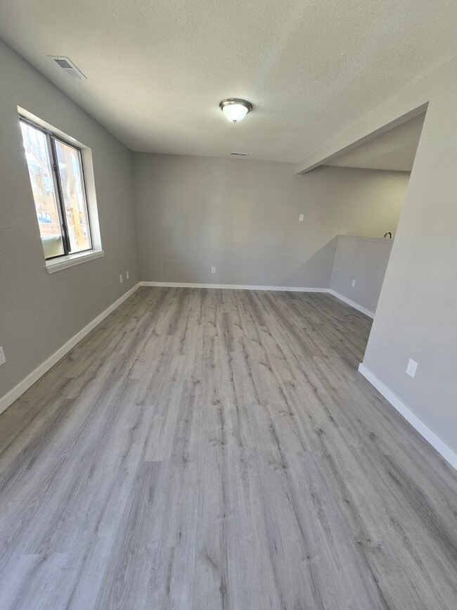 Building Photo - 2 Bedroom , 1 Bathroom Apartment!