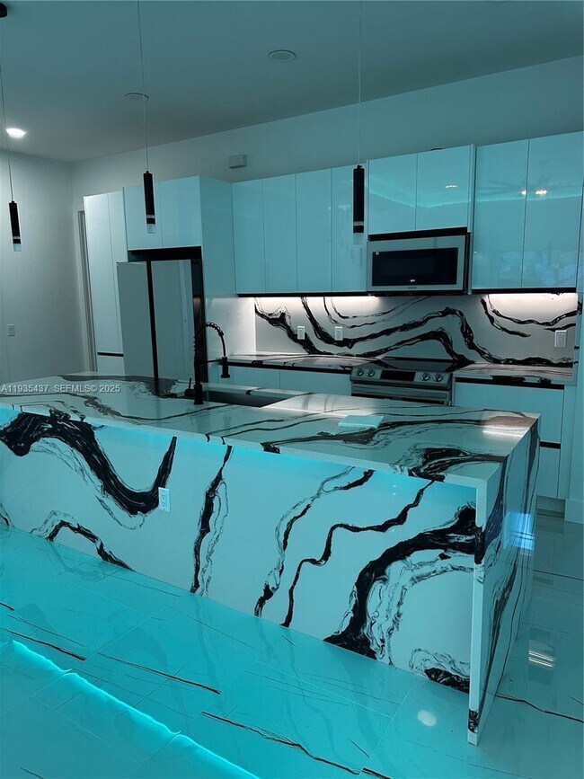 Building Photo - 616 Maple Ave N