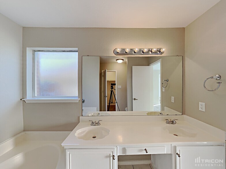 Building Photo - 1106 Castleman Dr
