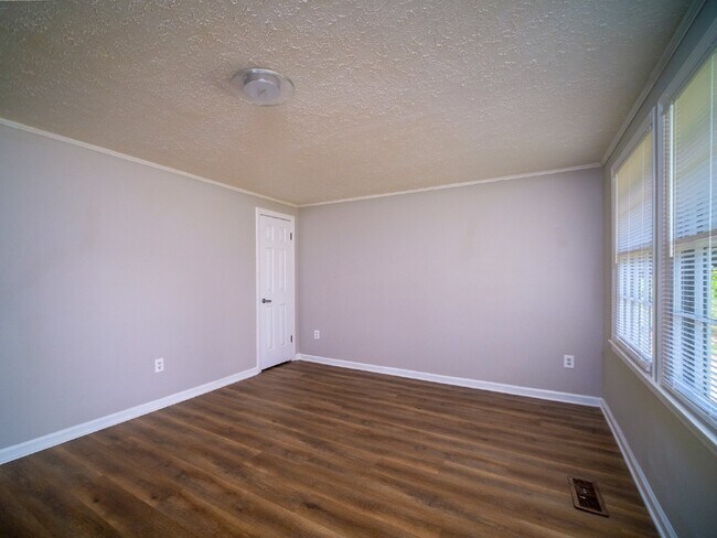Building Photo - "Charming 3-Bedroom Retreat in Kings Mountain - Cozy 1050 sqft Home!"