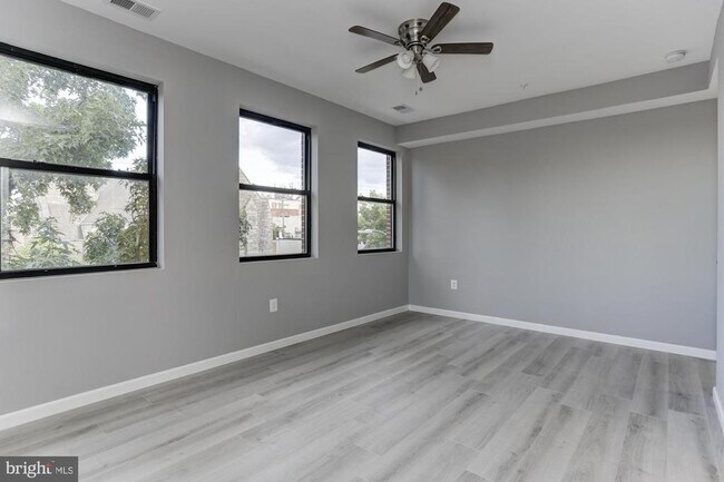 Building Photo - 400 S Highland Ave