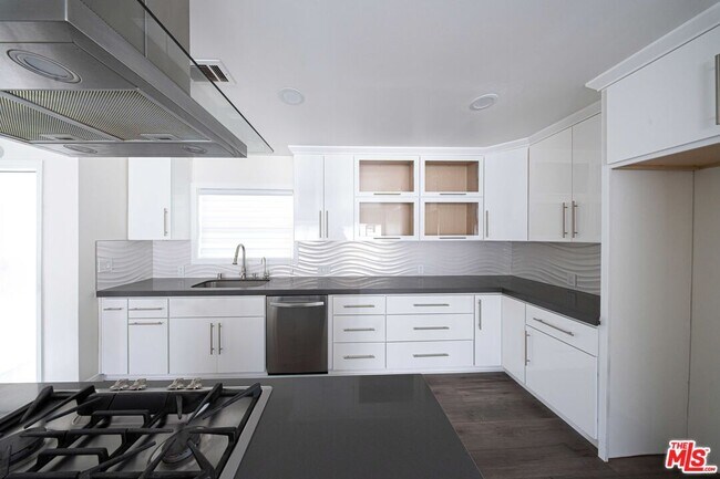 Building Photo - 8432 Glenoaks Blvd