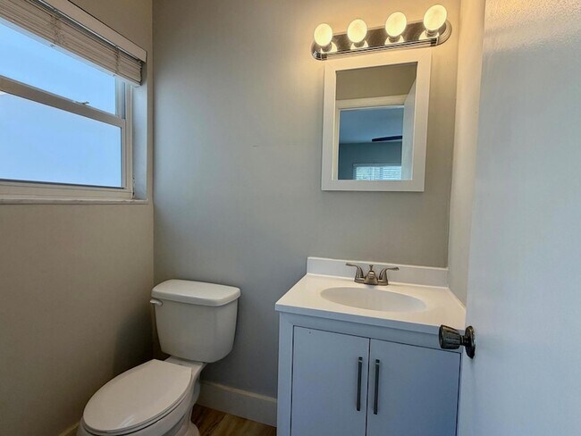 Building Photo - 2230 NE 56th Pl