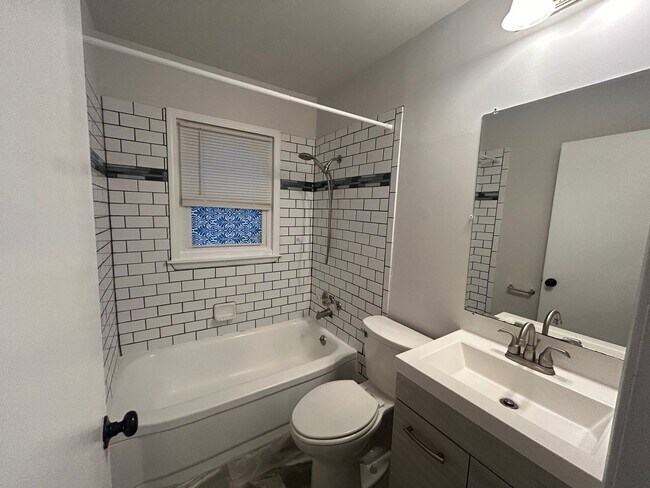 Building Photo - Fabulous 3 bedroom Ranch