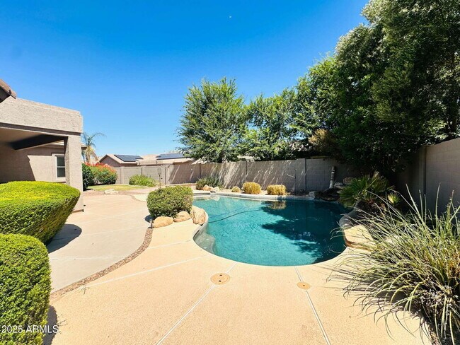 Building Photo - 2720 E Hazeltine Way