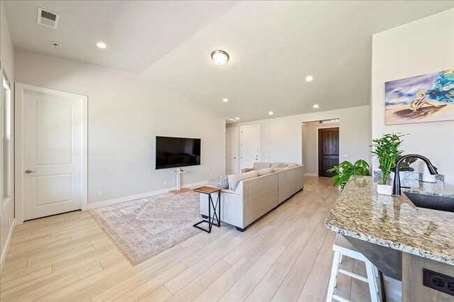 Building Photo - Bright and Spacious 3 Bedroom Home in Wash...