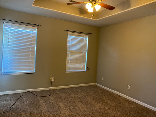 Building Photo - Ridge Crest subdivision home with fenced y...