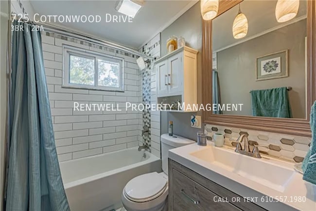 Building Photo - 725 Cottonwood Dr