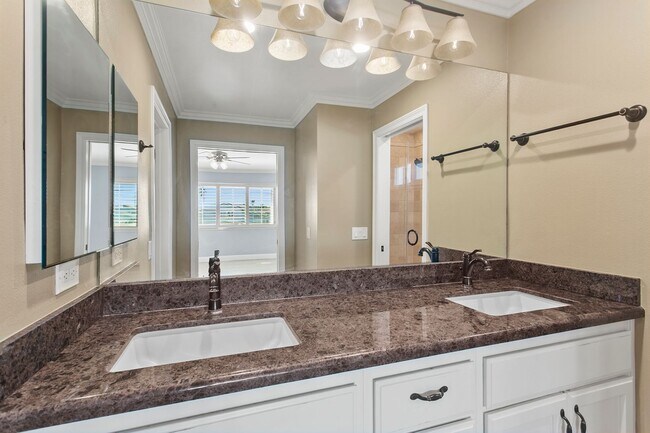 Building Photo - Remodeled Huntington Home!