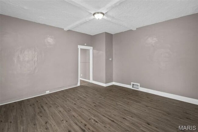 Building Photo - Completely remodeled and move-in ready!