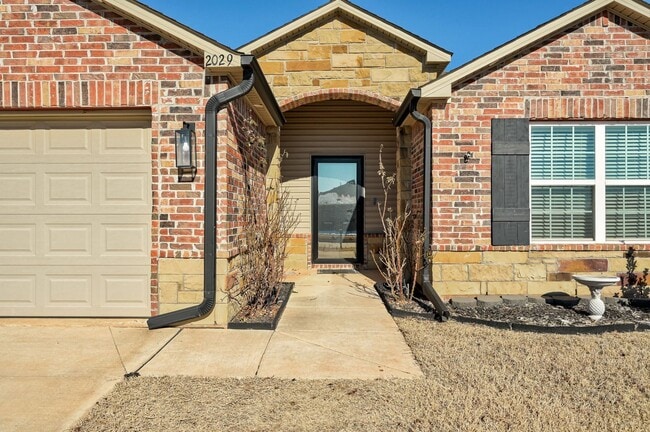 Building Photo - Gorgeous 4 Bed 2 Bath Home in Heart Of Mustang!!