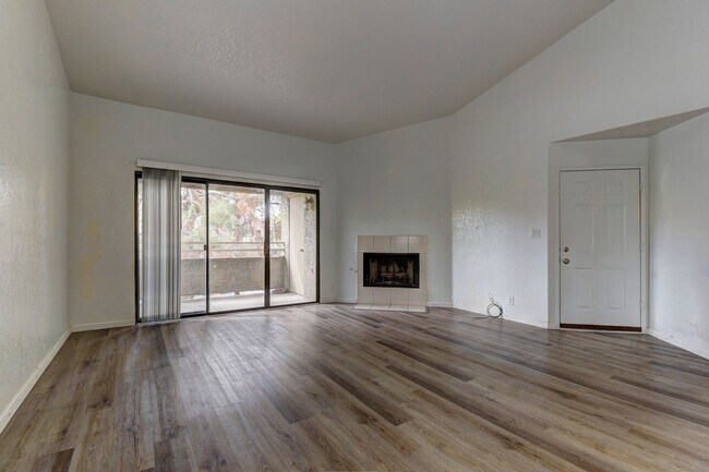 Building Photo - Beautiful Upstairs Condo
