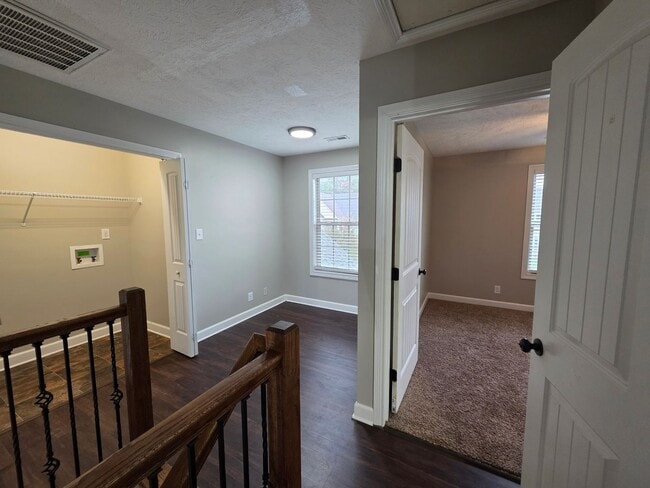 Building Photo - Holiday SPECIAL!! $500 OFF Your Move-In Co...