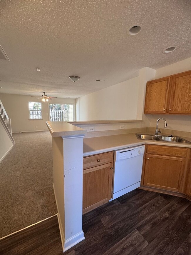 Building Photo - Wonderful 2BR 2.5BA Townhome with All Appl...