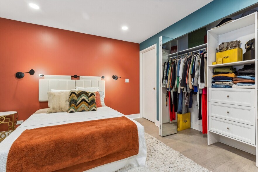 Building Photo - 40 E Delaware Pl