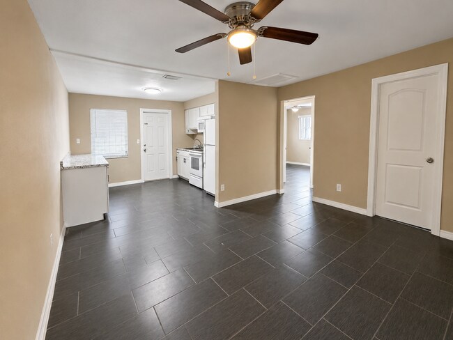 Building Photo - Cozy 2/2 Duplex