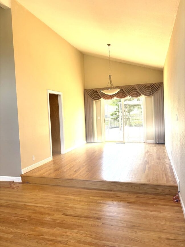 Building Photo - Stunning 4-Bedroom Home on Golf Course wit...
