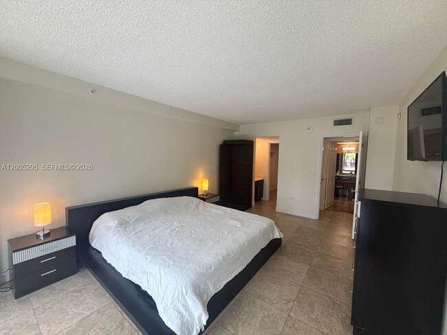 Building Photo - 1500 Bay Rd