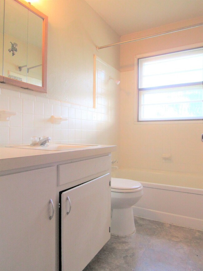 Building Photo - *** 50% OFF 1ST MONTH'S RENT IF LEASE SIGN...