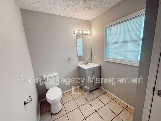 Building Photo - 896 Campbell St