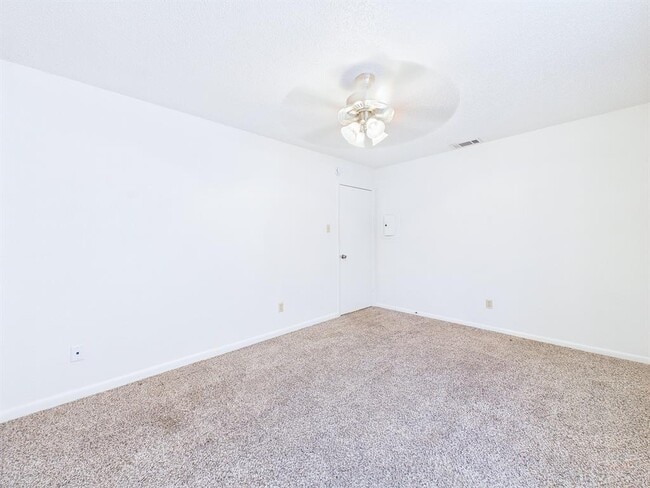 Building Photo - 8502 Lyndon Ln