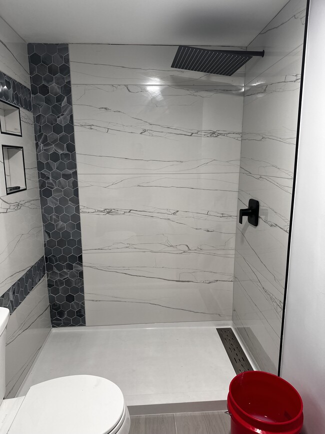 Building Photo - 423 Christopher Ave