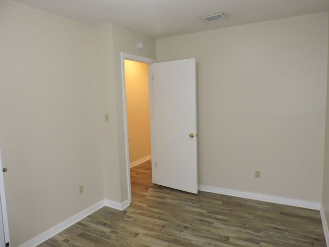 Building Photo - Great Northeast location!