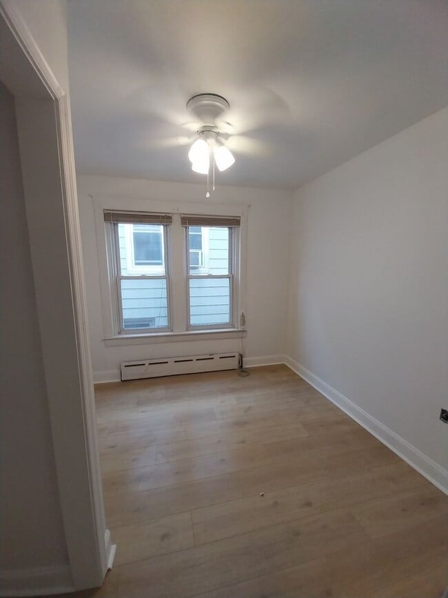 Building Photo - 3 bedroom, 1.5 baths, yard, washer dryer hook up